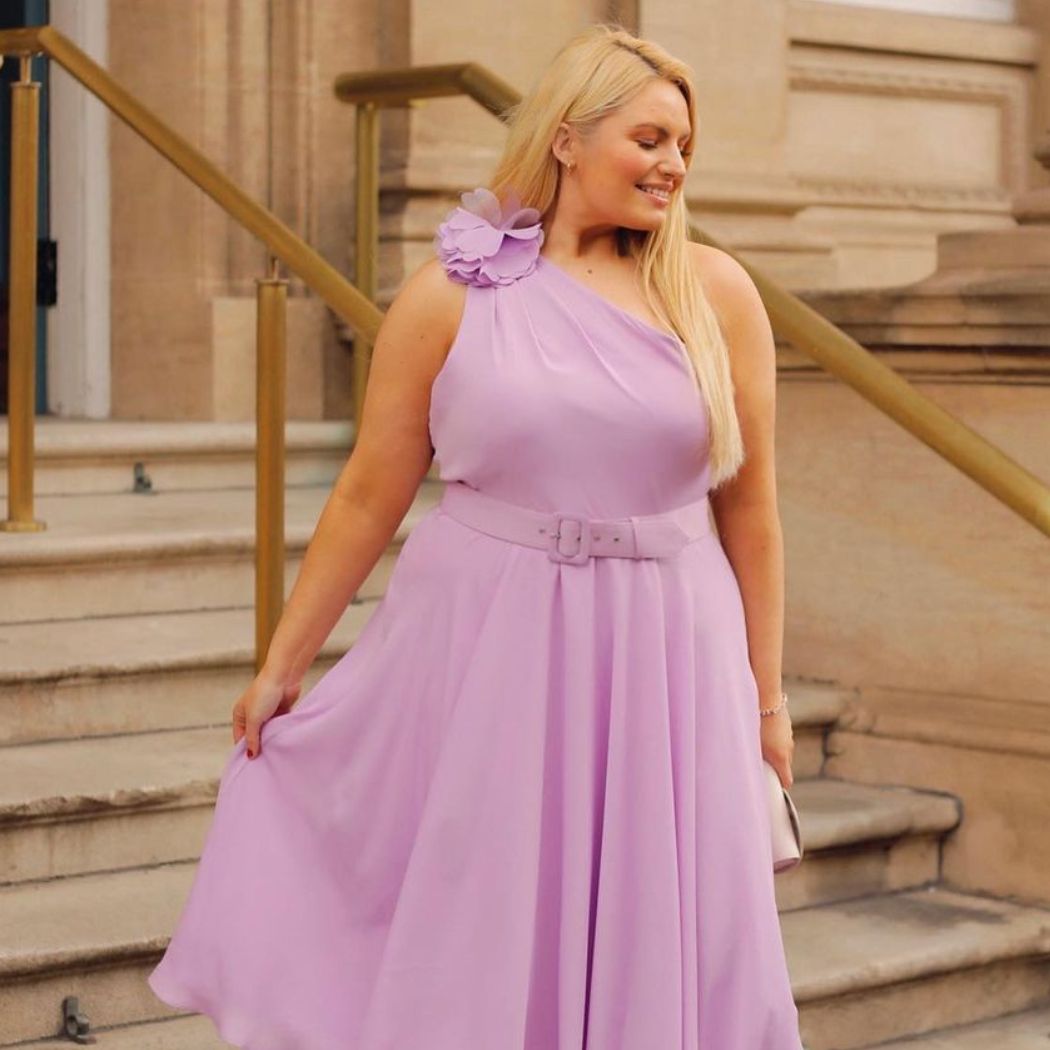 Sukienki plus size na wesele 2023. Zobacz najpiękniejsze kreacje w rozmiarach 44, 46, 48 i większych